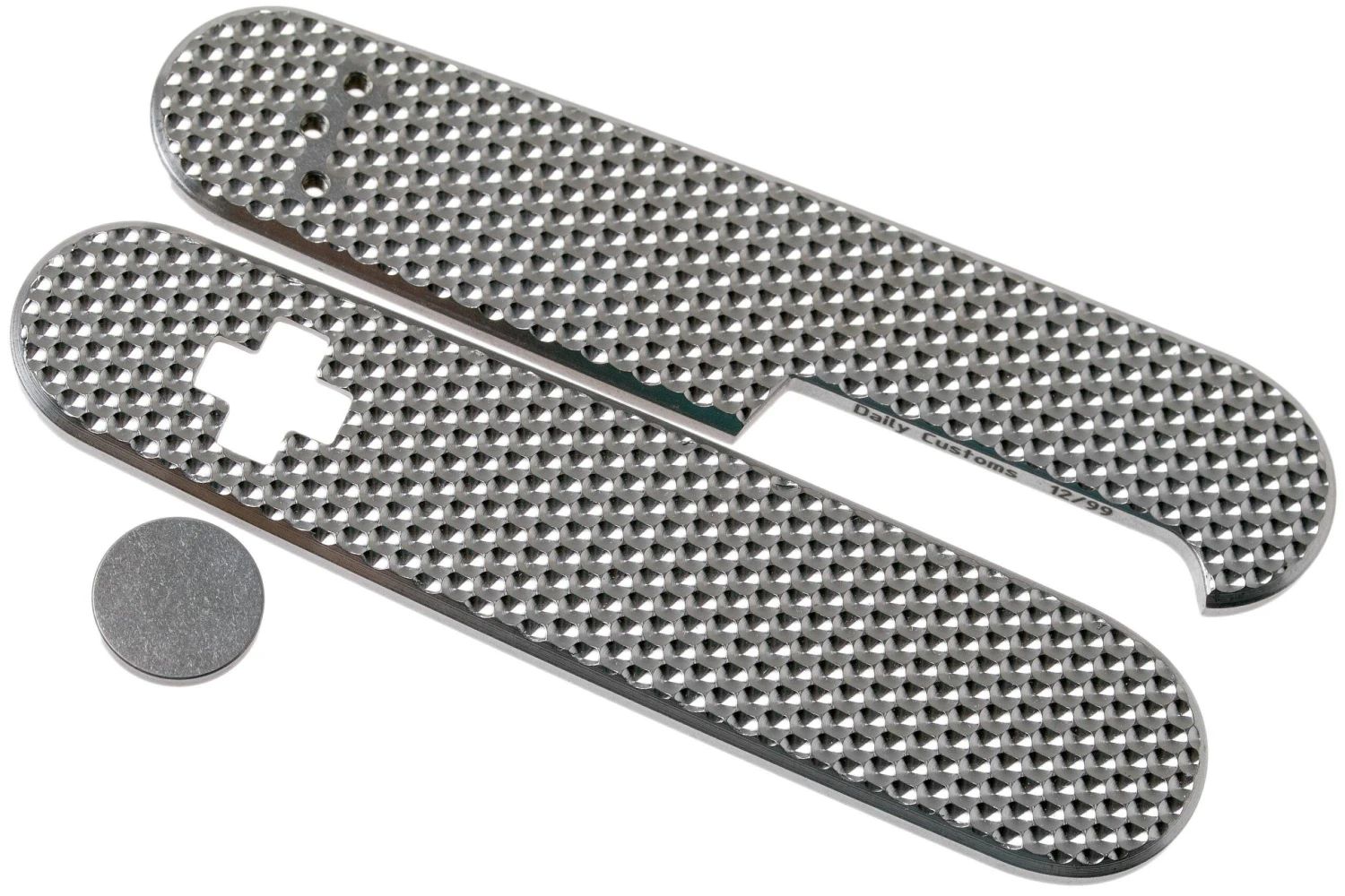 Daily Customs 91.3 Golfball BS Pattern, Titanium P10012430 Plaquettes Pour Victorinox 3 Daily Customs 91.3 Golfball BS Pattern, Titanium P10012430 Plaquettes Pour Victorinox